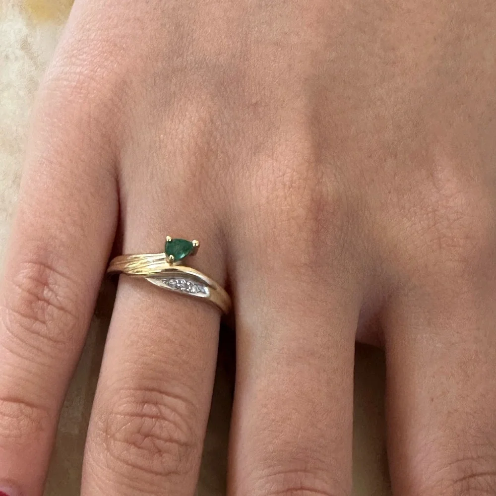 14k real solid gold real  emerald real Diamonds ring